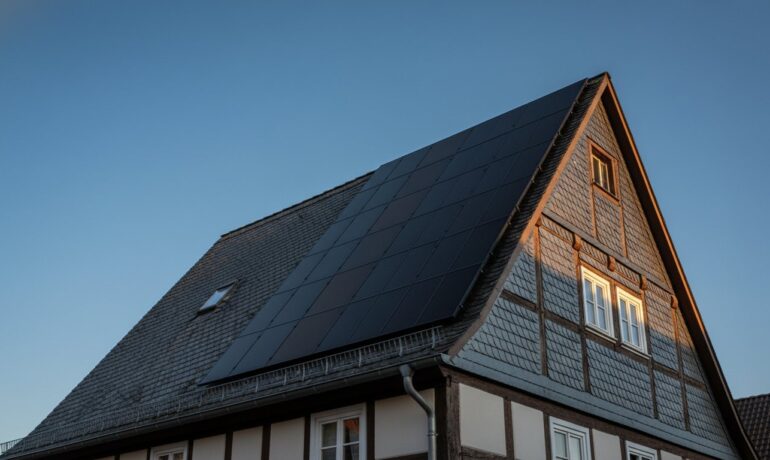Photovoltaik für denkmalgeschützte Gebäude: Leitfaden für Planung und Komponenten 2026